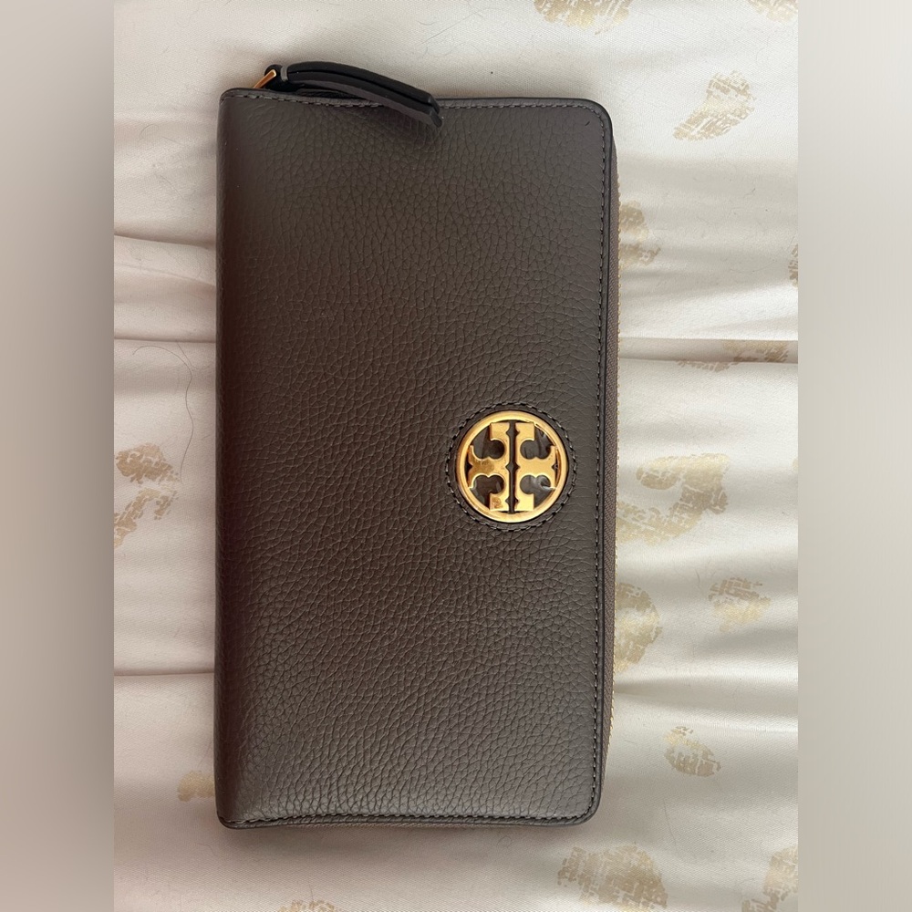 Tory burch bifold wallet never used, sticker still on hardware NWOT